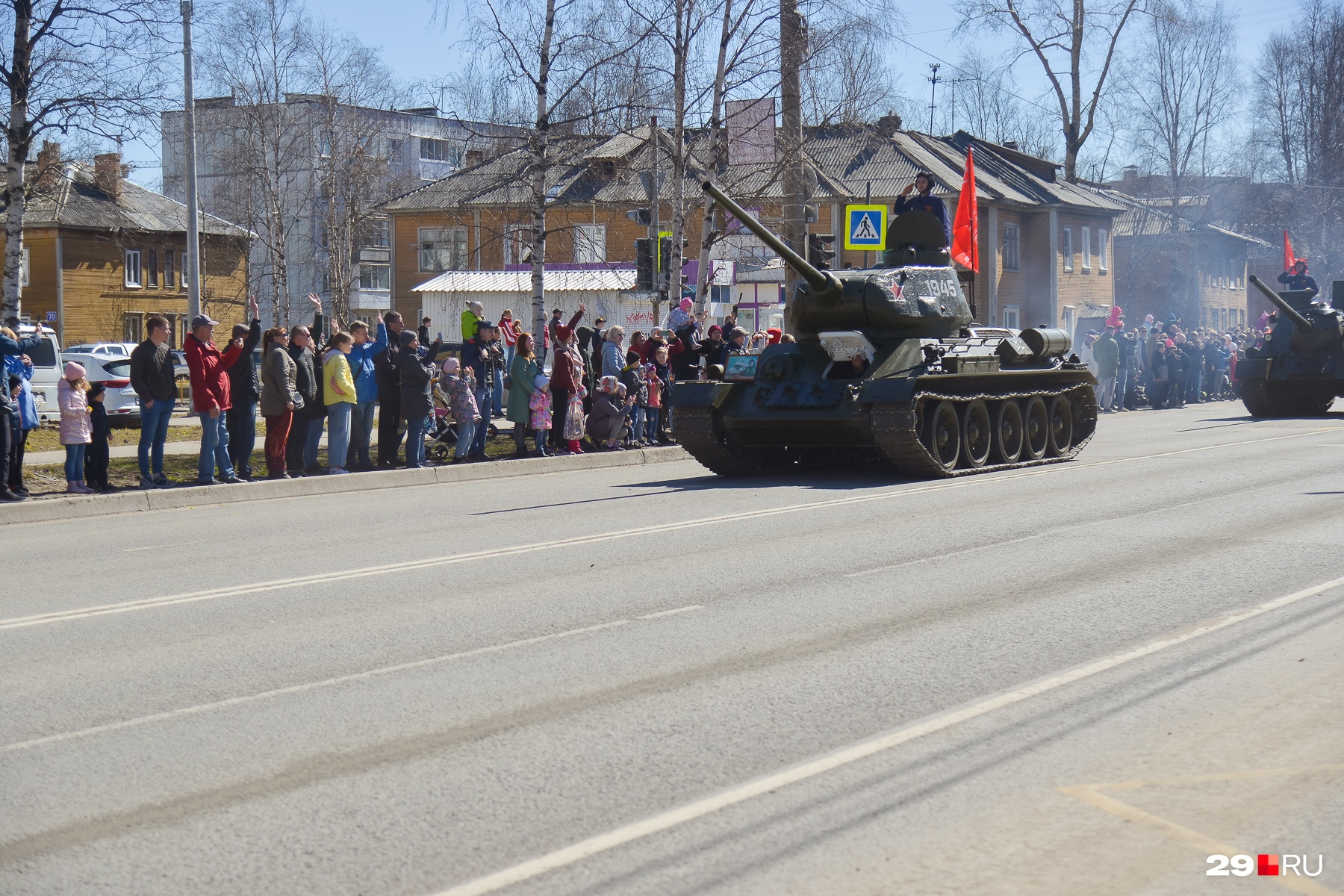Да и приветствуют горожане военную технику теплее, чем долгожданный автобус Да и приветствуют горожане военную технику теплее, чем долгожданный автобус