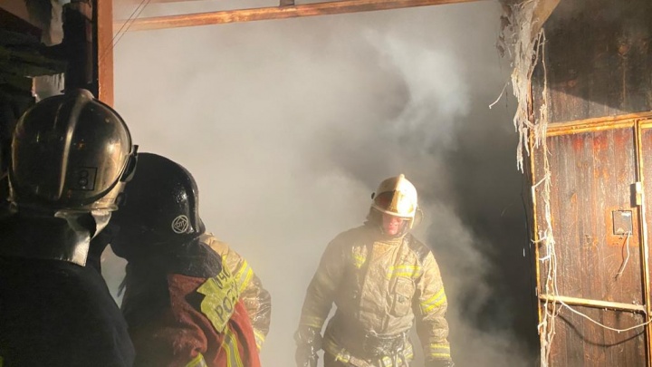 Пожарные показали, как тушили частный дом в Екатеринбурге, где подростки устроили вписку