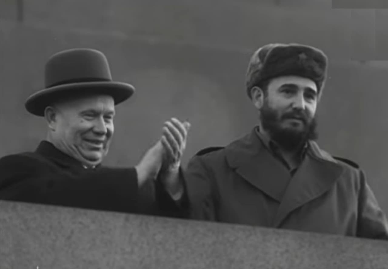 Никита Хрущёв и Фидель Кастро в 1963 году в Москве