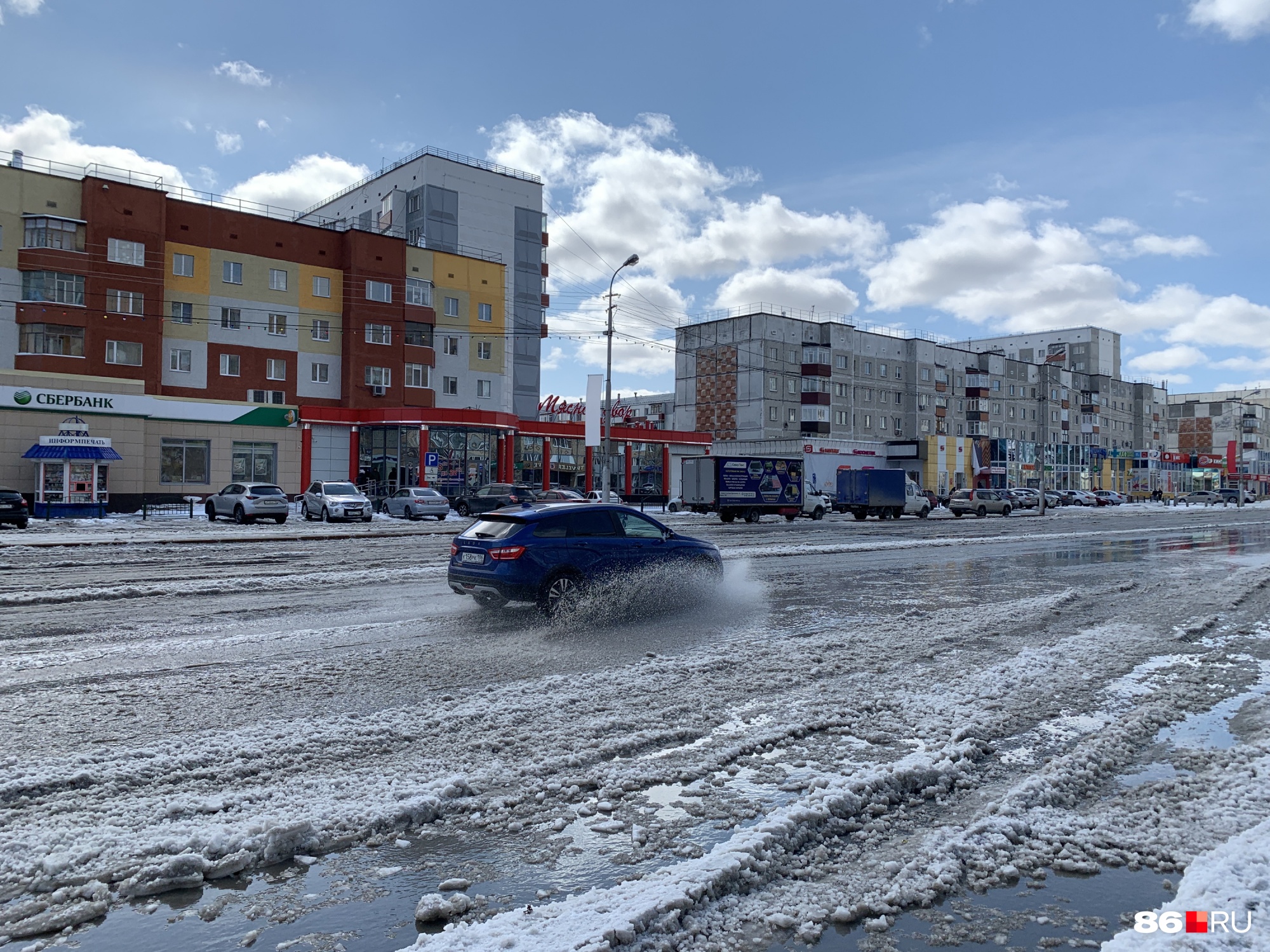 А вот последствия снегопада в Сургуте — город снова утопает в лужах