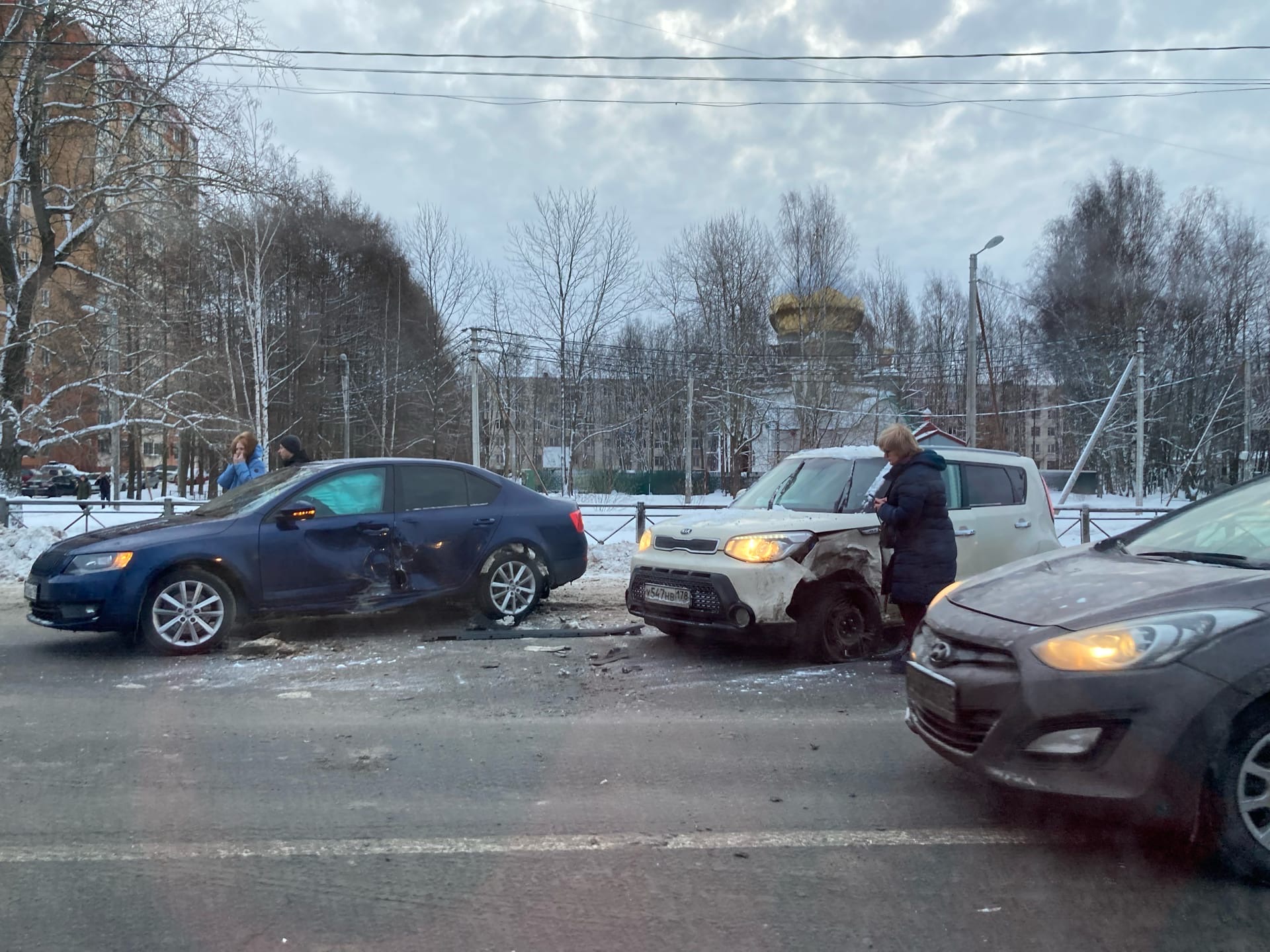 Каршеринг в Горелово въехал во встречные машины и перевернулся, растёт  пробка. ДТП попало на видео | 29.12.2021 | Санкт-Петербург - БезФормата