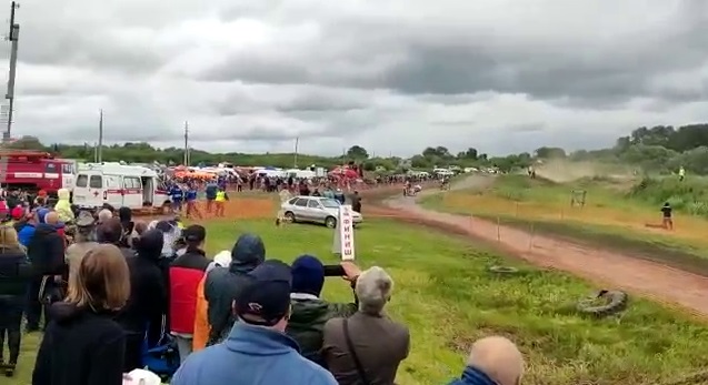 Страшное видео: в Ирбите на соревнованиях по мотокроссу гонщики въехали в толпу