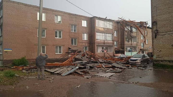 Крышу жилого дома снесло ветром в Кадале