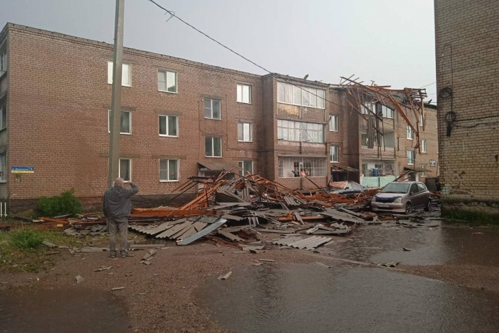 Порыв ветра сорвал крышу в Черновском районе Читы во время грозы