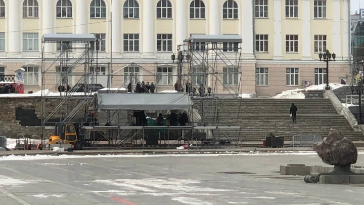 В центре Екатеринбурга начали возводить сцену. Рассказываем, для чего