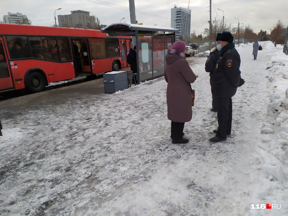 Пенсионерку, которая ехала в больницу на операцию, высадили. У нее стоит первый компонент вакцины от коронавируса. Вторую женщина будет ставить только <nobr class="_">30 ноября</nobr> Пенсионерку, которая ехала в больницу на операцию, высадили. У нее стоит первый компонент вакцины от коронавируса. Вторую женщина будет ставить только <nobr class="_">30 ноября</nobr>
