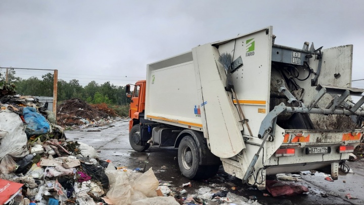 В Зауралье рабочий умер при разгрузке мусоровоза