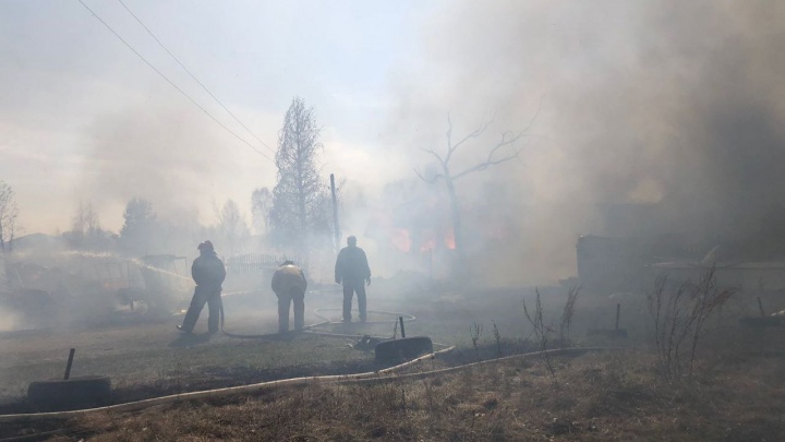 Под Екатеринбургом бушует огромный пожар. Рассказываем, что горит