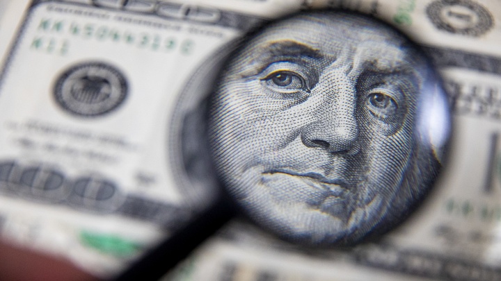 Доллар отпружинило. Экономисты из Екатеринбурга — о резком пятничном ослаблении рубля
