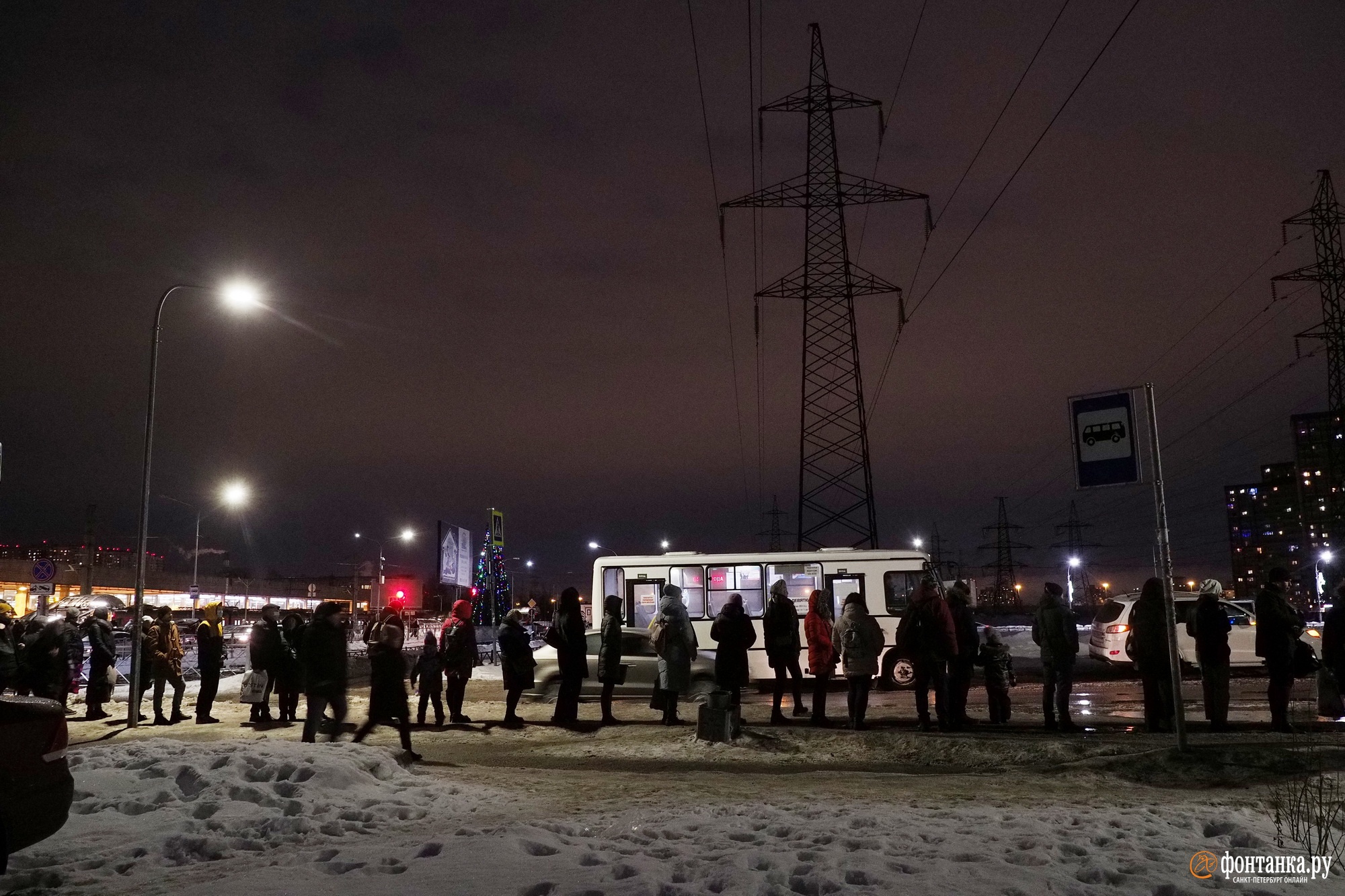 Приехали. Что заставляет людей мерзнуть в огромных очередях у станции метро  «Девяткино» | 14.01.2022 | Санкт-Петербург - БезФормата