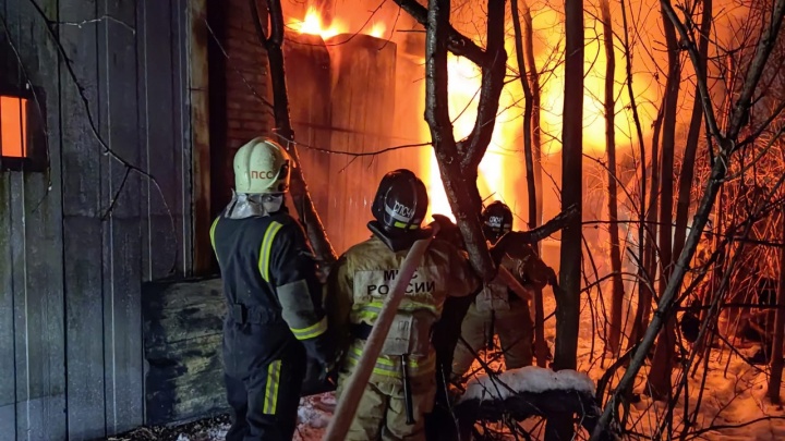 В Зубчаниновке крупный пожар: на Офицерской загорелось складское помещение