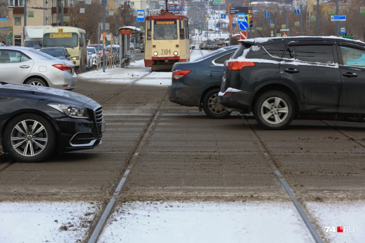 Ночью в Челябинске прошел снег, и власти решили его растопить