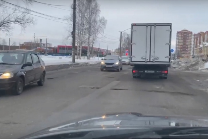 По проспекту Машиностроителей в Ярославле стало невозможно ездить