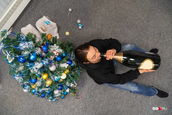 Александр Вайнер отмечает, что отбирать у алкоголика спиртное бесполезно