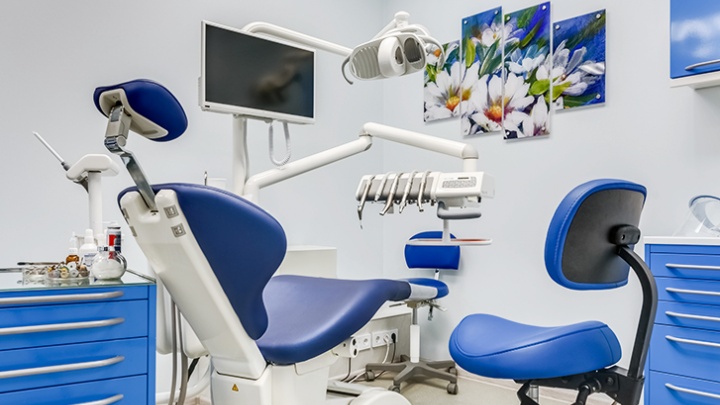 Омская стоматология «КосмоСтом» ставит имплантаты и коронки на зуб со скидкой 34%
