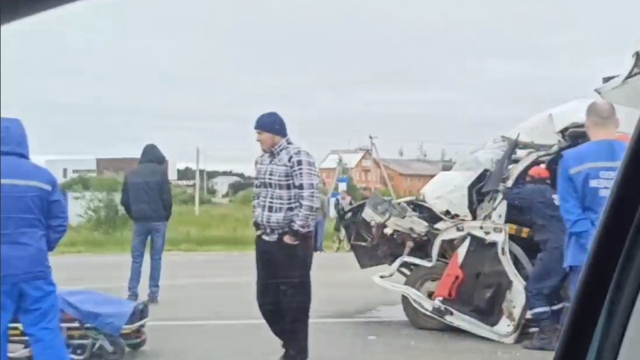В Тюмени водитель «Газели» скончался на месте, влетев в стоящую машину