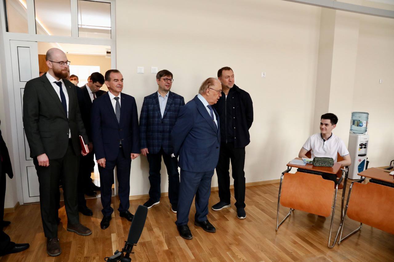 Гостям провели экскурсию, показали учебный корпус и классы, а также кампус для проживания ребят Гостям провели экскурсию, показали учебный корпус и классы, а также кампус для проживания ребят