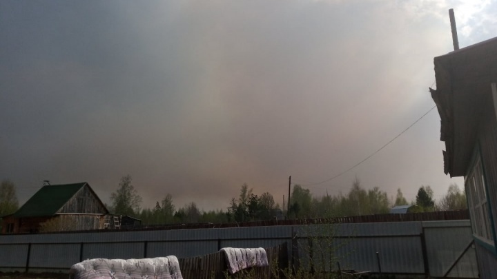 Пожары продолжаются: в Енисейском районе горит лес рядом с дачами
