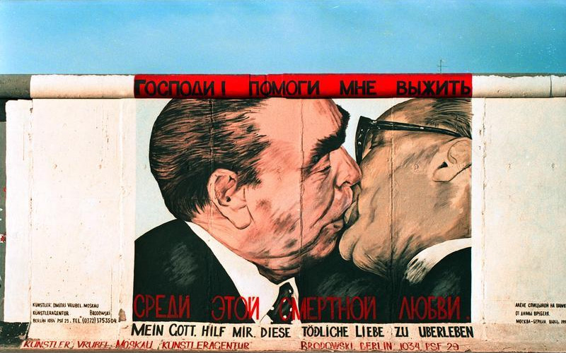 Умер «политический живописец» Дмитрий Врубель — автор граффити с поцелуем Брежнева и Хонеккера
