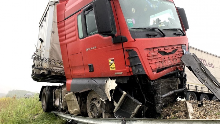 Двое погибли, трое получили травмы: в ГИБДД рассказали подробности ДТП с фурой на трассе в Кузбассе