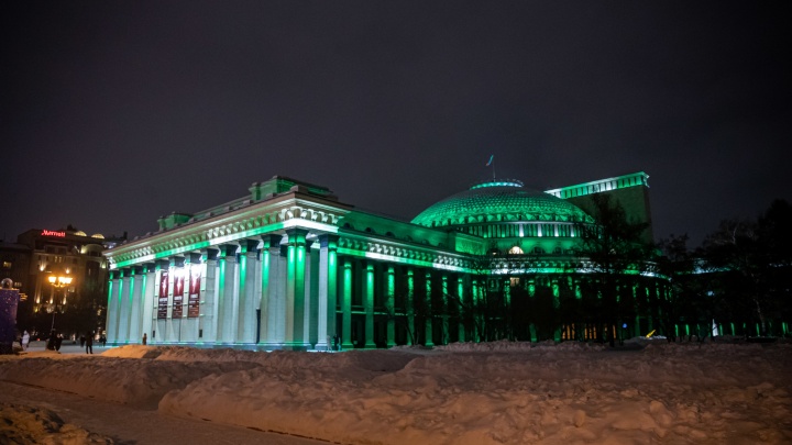 Здание оперного театра в Новосибирске подсветили зеленым светом