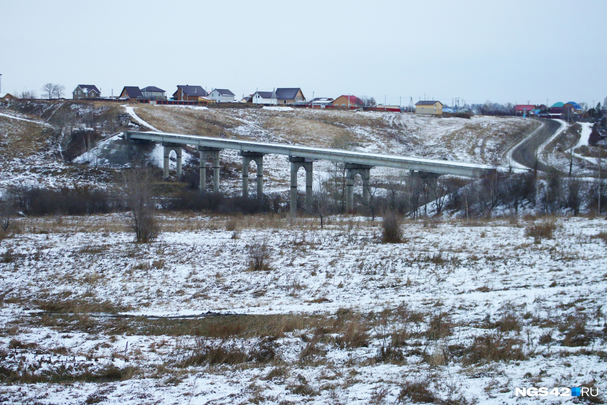 Сооружение находится практически на границе между Новокузнецком и Новокузнецким районом
