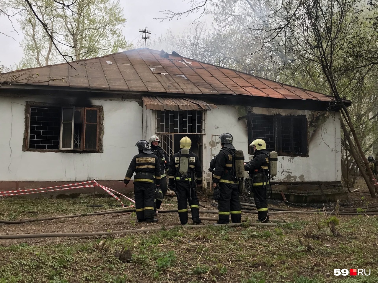 Сотрудники МЧС перед многострадальным корпусом больницы Сотрудники МЧС перед многострадальным корпусом больницы