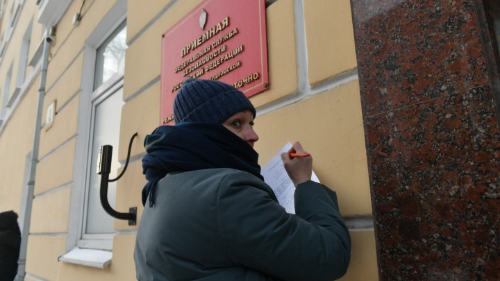 После массового «минирования» школ в Екатеринбурге толпа родителей пришла в ФСБ
