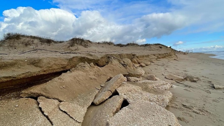 Под Анапой шторм размыл песчаный пляж так, что обнажились старые слои ракушки