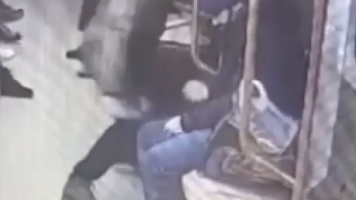 Мужчина похитил телефон прямо из рук незнакомца в метро: видео
