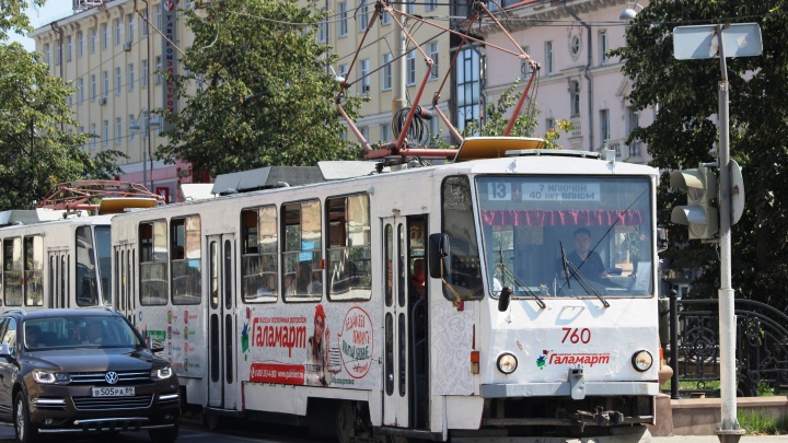 «Аварийка приехала». В Екатеринбурге образовалась пробка из трамваев: видео
