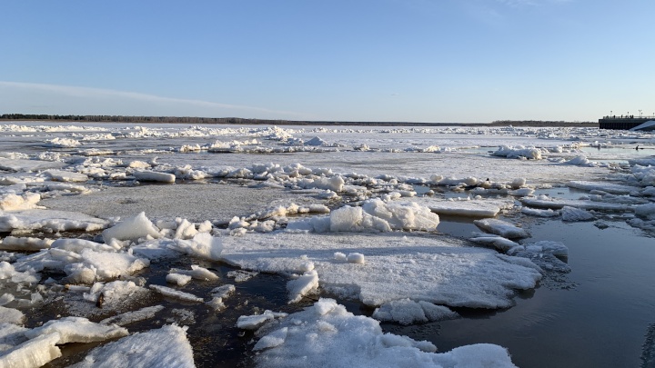 Обь освобождается ото льда: в Сургуте начинается ледоход