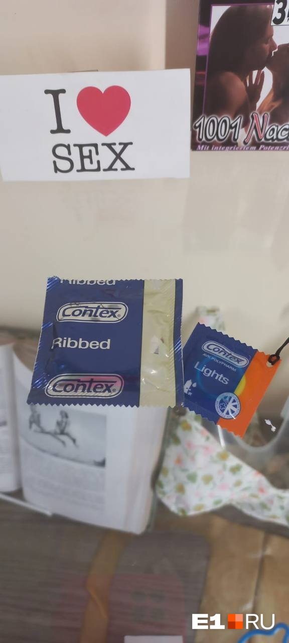 Durex и Contex также заняли место в его экспозиции Durex и Contex также заняли место в его экспозиции
