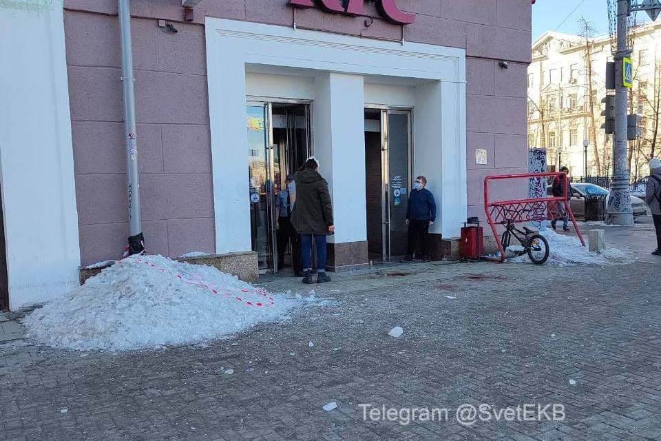 Тротуар в крови: в центре Екатеринбурга мужчине на голову упала сосулька
