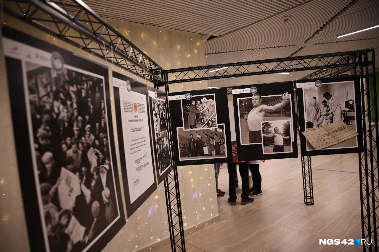 В фойе ледового дворца организовали выставку редких фотографий Юрия Гагарина, скафандров, уменьшенных копий ракет и других предметов, связанных с космосом