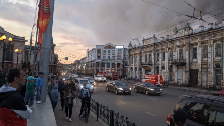 Спасатели эвакуировали 50 человек из-за пожара в центре Иркутска