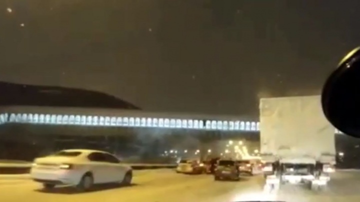 В Екатеринбурге случилась массовая авария. Очевидцы сообщают о десятке пострадавших автомобилей