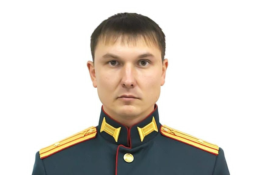 Дмитрий закончил Казанское высшее артиллерийское командное училище Дмитрий закончил Казанское высшее артиллерийское командное училище