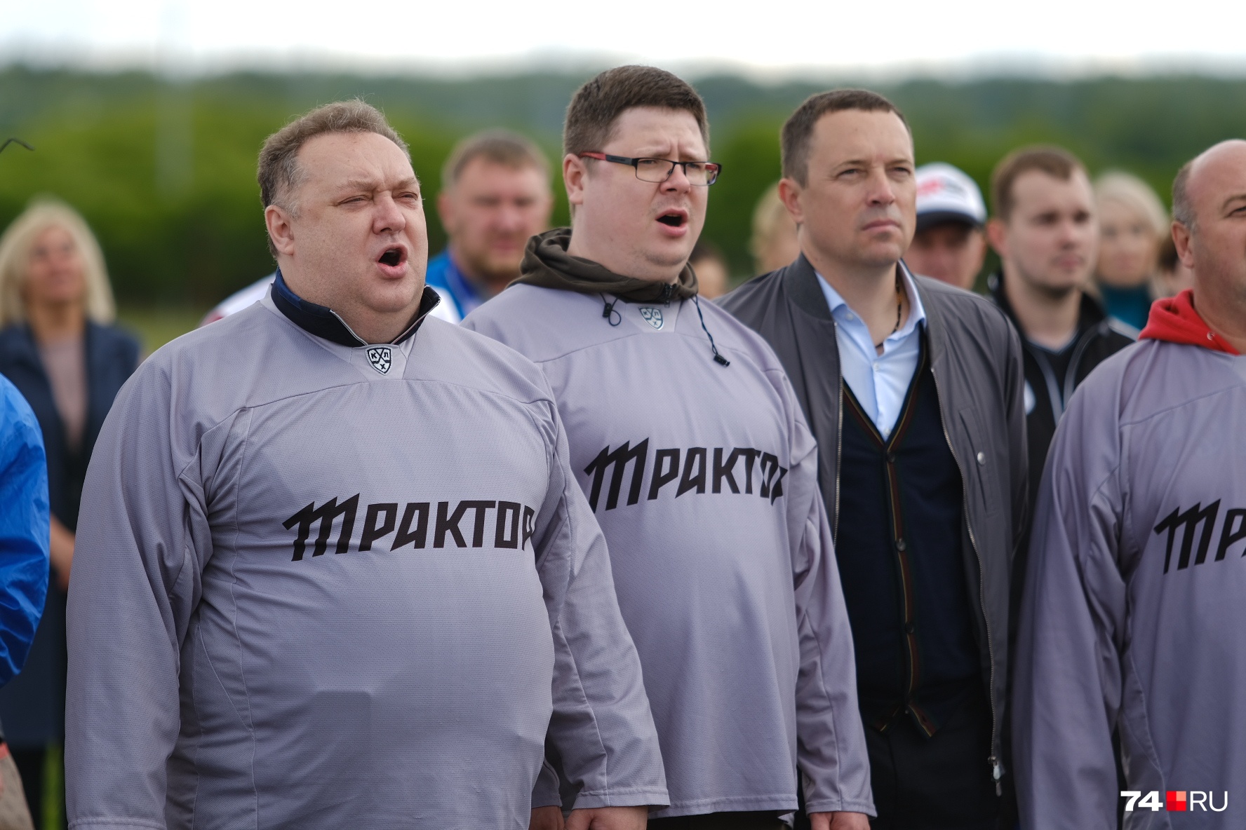 Команда регионального правительства поет гимн России перед началом игры. На фото — вице-губернаторы Сергей Сушков и Анатолий Векшин