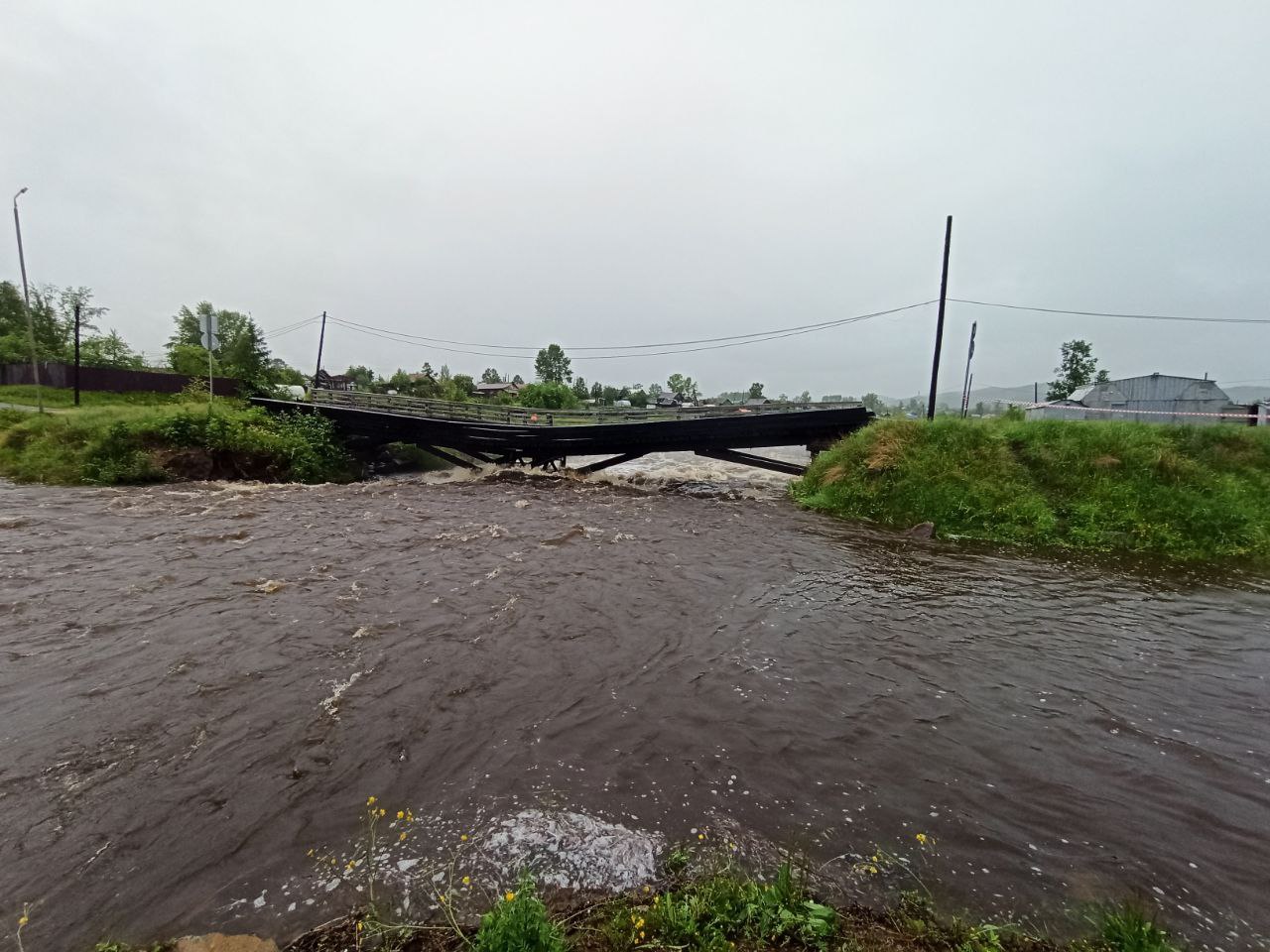Разлившаяся в Могоче река вот-вот снесет мосты