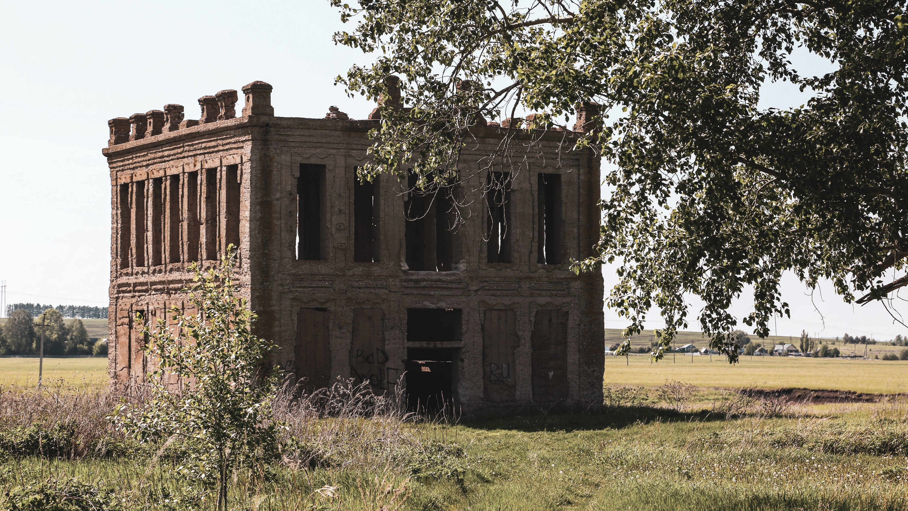 Замок Дракулы: смотрим, как выглядит один из самых зловещих заброшенных заводов Башкирии