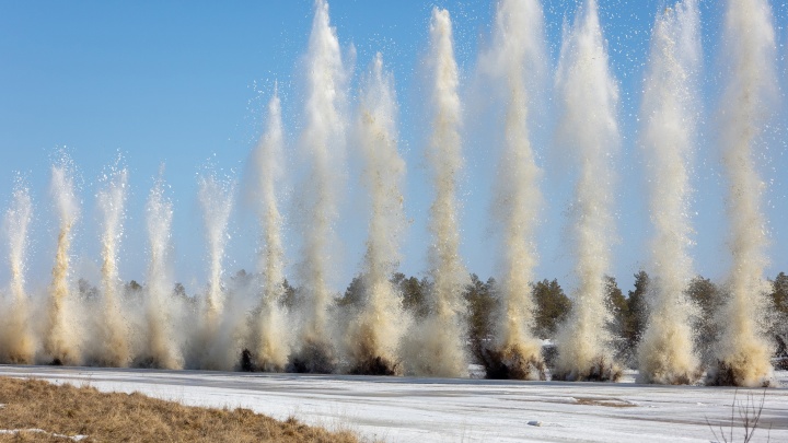 Взлетают огромные водопады: как взрывают лед на Северной Двине