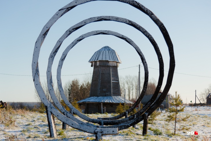 Деревянная башня, одиноко стоящая на Курострове, — на самом деле мельница, у которой есть своя история