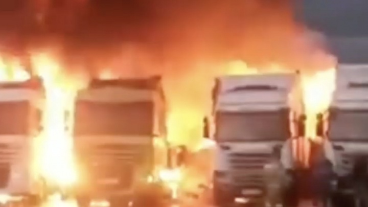 Под Новороссийском ночью сгорели пять грузовиков