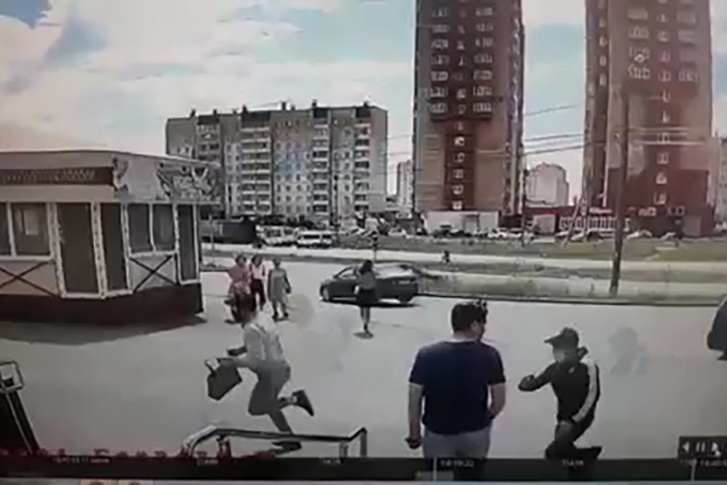 Свидетелями преступления стали десятки человек, а сам момент попал на запись камер наблюдения Свидетелями преступления стали десятки человек, а сам момент попал на запись камер наблюдения