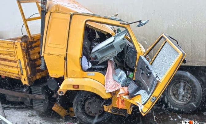 Тюменец спровоцировал массовую аварию грузовиков на трассе Екатеринбург — Тюмень