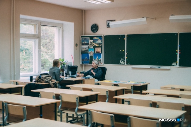 Всего в омских школах болеют 320 учителей