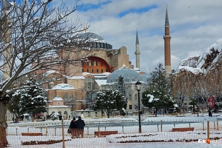Софийский собор засыпало снегом