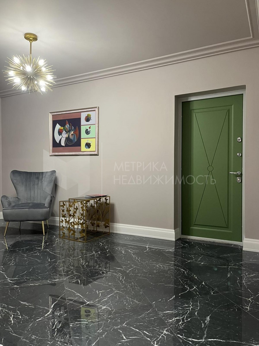 Выходим в коридор и видим загадочную зеленую дверь, этот цвет прекрасно сочетается с серыми стенами и темным полом