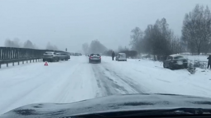 День жестянщика: на трассах под Екатеринбургом массовые аварии из-за снегопада